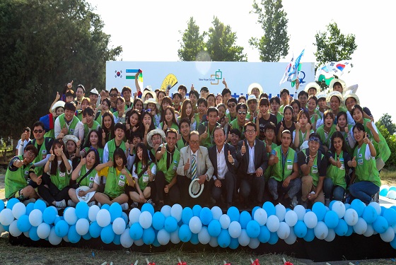 현대엔지니어링 새희망학교 관계자들이 지난 9일 우즈베키스탄 타슈켄트주 아흐마드 야싸비 33번 학교에 후원금을 전달한 후 기념촬영을 하고 있다.ⓒ현대엔지니어링
