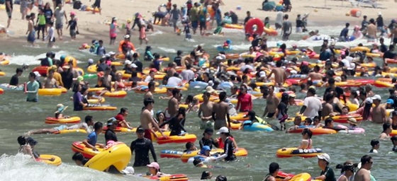 부산 해운대해수욕장에서 피서객들이 물놀이를 즐기며 더위를 식히고 있다.ⓒ연합뉴스