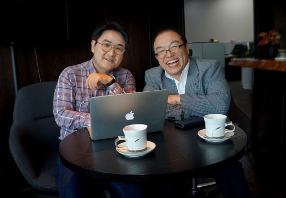 (왼쪽부터)김영웅 인바이유 대표, 안규환 바이오인프라생명과학 IT연구소장.ⓒ인바이유