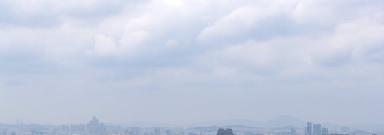 서울 남산에서 바라본 서울 하늘 위로 구름이 끼어 있다.ⓒ연합뉴스