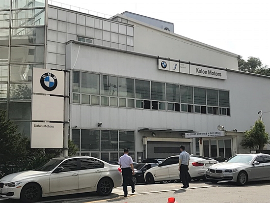 리콜을 앞두고 긴급 안전 진단으로 북적이는 서울의 한 BMW서비스센터. ⓒEBN