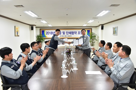 현대미포조선은 14일 울산 본사 한우리회관 교섭회의실에서 '2018년 임금협약 조인식'을 개최했다.ⓒ현대미포조선