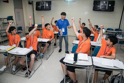 충남대학교에서 '2018 삼성드림클래스 여름캠프'에 참가한 중학생들이 대학생 강사로부터 수업을 듣고 있다. ⓒ삼성전자