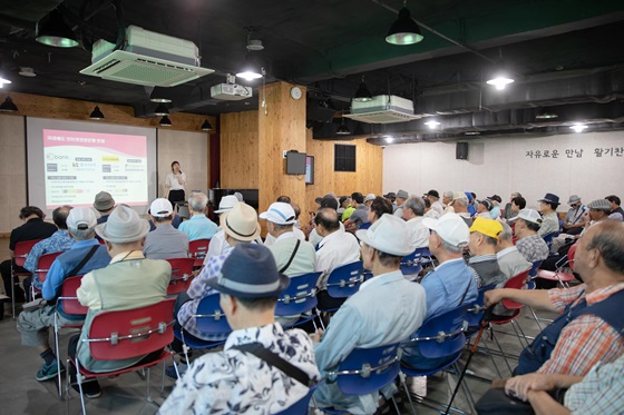 서울노인복지센터에서 약 100여 명의 어르신들이 참석한 가운데 시니어 디지털 금융교육을 진행하고 있다.ⓒ케이뱅크