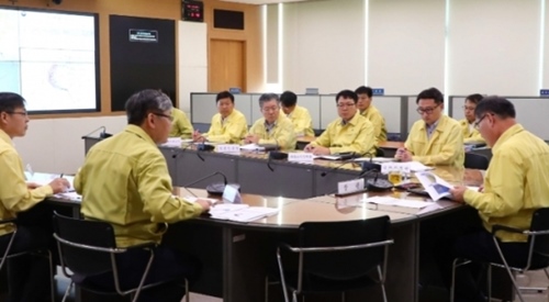 이개호 농림축산식품부 장관(오른쪽)이 20일 오후 정부세종청사 농식품부 회의실에서 태풍 '솔릭'에 대응해 농진청, 농어촌공사, 농협 등 유관기관 비상점검회의를 주재하고 있다.ⓒ농림축산식품부