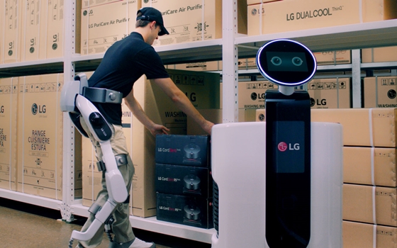 LG전자는 웨어러블 로봇 'LG 클로이 수트봇'을 오는 31일 개막하는 IFA 2018에서 공개할 계획이다.ⓒLG전자