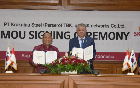 SK네트웍스가 인도네시아 크라카타우스틸(Krakatau Steel)社와 23일 협력안에 서명했다. MOU 행사에 최신원 SK네트웍스 회장(右)과 마스 위그란토로 크라카타우스틸 사장(左)을 비롯 양사 경영진이 참석했다.
