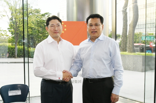 효성 조현준 회장(왼쪽)이 8월 25일 반포 사옥에서 위안자쥔(Yuan Jia Jin·袁家军) 중국 저장성(浙江省) 성장을 만나 협력 방안을 논의했다. [사진=효성]