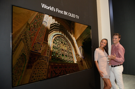 LG전자가 독일 베를린에서 31일 개막하는 IFA 2018 전시에서 세계 최초로 8K(7680X4320) 올레드 TV를 공개한다. 모델들이 8K 올레드 TV를 살펴보고 있다. [사진=LG전자]
