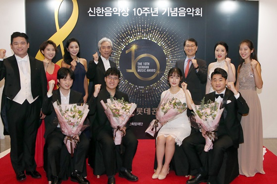 위성호 은행장(뒷줄 오른쪽에서 세번째)이 지휘자 김대진 교수(뒷줄 오른쪽에서 네번째)와 제10회 신한음악상 수상자, 역대 주요 수상자들과 함께 파이팅을 외치는 모습.ⓒ신한은행