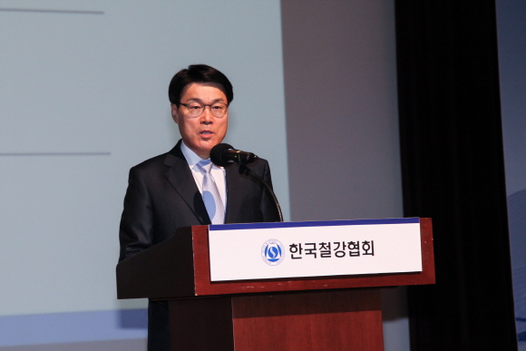 최정우 한국철강협회장이 30일 코엑스에서 열린 '스틸코리아(Steel Korea) 2018'에서 개회사를 하고 있다.ⓒ한국철강협회