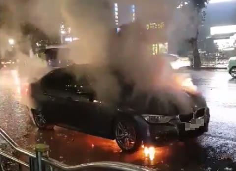 30일 새벽 노원구 마들역 인근에서 BMW 320i 차량에 화재가 발생했다. ⓒ연합뉴스