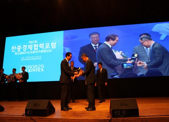 시상식에 참석한 포스코 전기전자마케팅실 송용삼 상무(오른쪽)가 한중경제협력대상을 수상하고 있다