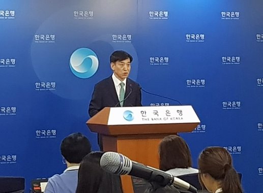 이주열 한국은행 총재가 31일 금융통화위원회를 마친 후 기자간담회를 열고 발표하고 있다.ⓒEBN