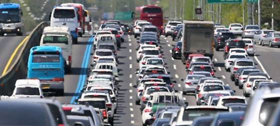 9월의 첫 주말이자 토요일인 1일 전국 고속도로에 나들이 차량들이 몰리면서 교통 혼잡이 예상된다.ⓒ연합뉴스