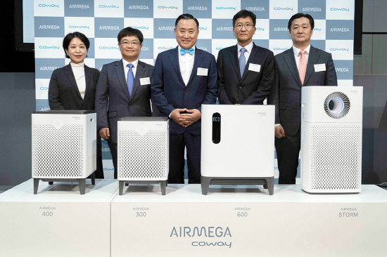 코웨이는 9월 4일 일본 도쿄에서 공기청정기 '에어메가(AIRMEGA)' 브랜드 론칭 행사를 개최했다. 이해선 코웨이 대표이사(왼쪽에서 세 번째), 박용주 코웨이 마케팅본부장(오른쪽에서 두 번째), 이지훈 글로벌시판사업부문장(왼쪽에서 두 번째)이 기념 사진을 촬영하는 모습