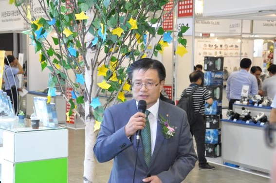 이현준 한국시멘트협회 회장이 5일 일산 킨택스에서 열린 '2018 국제자원순환산업전'에서 인사말을 하고 있다.ⓒ한국시멘트협회