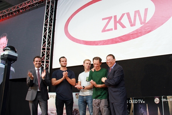 조성진 LG전자 부회장은 5일(현지시간) 오스트리아 비젤버그에 위치한 ZKW 본사를 찾아 새로운 미래를 위한 도약을 강조했다.ⓒLG전자