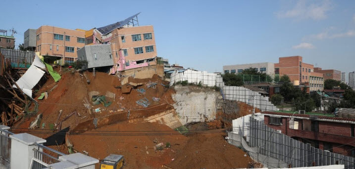 7일 오전 서울 동작구 상도동 다세대주택 공사장의 흙막이가 무너져 근처에 있는 서울상도유치원 건물이 기울어져 위태롭게 서 있다. 오른쪽 위 건물이 상도초등학교ⓒ연합뉴스