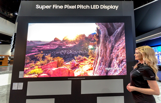 삼성전자가 9월 6~8일 미국 샌디에이고에서 열린 영상기기 전시회 'CEDIA 2018'에 참가, 홈 시네마 시장을 겨냥한 초대형 LED 디스플레이 라인업을 공개했다. 삼성전자 모델이 픽셀간 거리 1.2㎜ 수준의 '미세 피치 LED' 기술이 적용된 'IF P1.2' 시리즈를 소개하는 모습