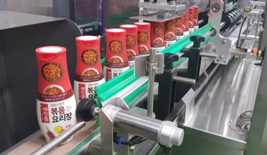 CJ제일제당 충남 논산 해찬들 장류공장에서 편의형 장류인 해찬들 볶음요리장이 생산되고 있다.