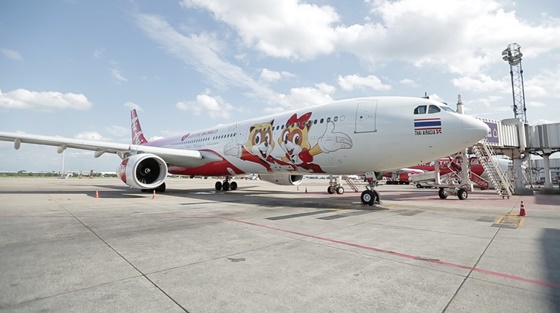 롯데월드 이미지로 랩핑한 에어아시아 항공기 A330-300.ⓒ에어아시아