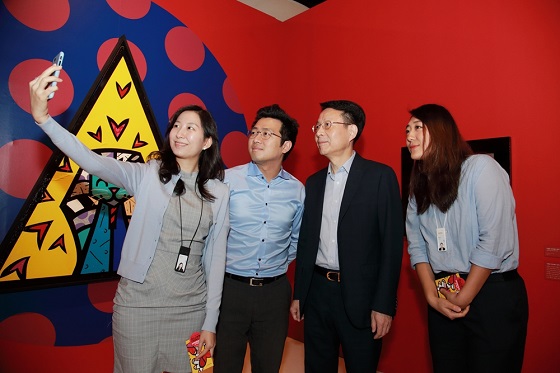 김대철 HDC현대산업개발(왼쪽 세 번째) 사장이 지난 11일 신입사원들과 기념촬영을 하고 있는 모습.ⓒHDC현대산업개발
