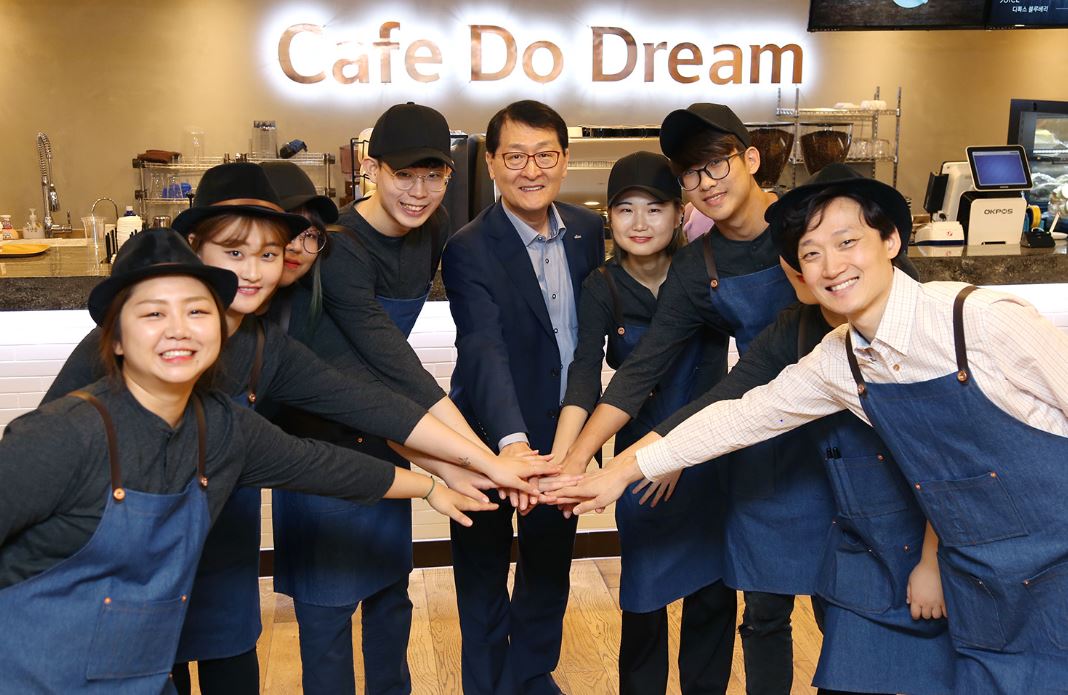 신한은행은 서울 중구 세종대로 소재 본점에서 학교 밖 청소년 대상 직업 교육 및 일자리 창출 지원 사업인 '도심 속 일터학교-카페 두드림'을 오픈했다고 12일 밝혔다.ⓒ신한은행