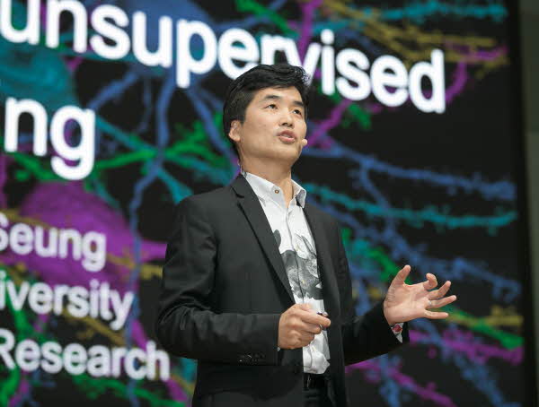 13일 삼성전자 서울R&D캠퍼스에서 열린 '삼성 AI 포럼 2018'에서 삼성전자 세바스찬 승 부사장이 '현대적 관점에서의 컴퓨터와 뇌'를 주제로 발표하고 있다. [사진=삼성전자]