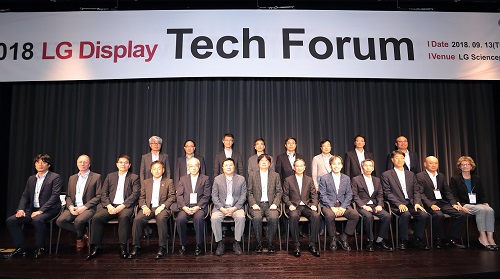 LG디스플레이 임직원들이 마곡 LG 사이언스파크에서 2018 LG디스플레이 테크포럼(Tech Forum)’을 갖고 기념 사진 촬영에 임하고 있다. ⓒLG디스플레이