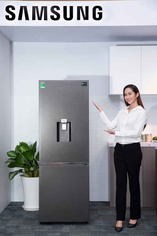 삼성전자 모델이 상냉장·하냉동 냉장고 신제품을 소개하고 있다. ⓒ삼성전자