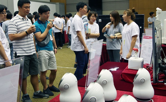 9월13일 서울 양재동에 위치한 서초R&D캠퍼스에서 ‘2018 클로이(CLOi) 플랫폼 개발자의 날’ 행사에서 개발자들이 로봇 샘플 시연을 지켜보고 있다.[사진=LG전자]