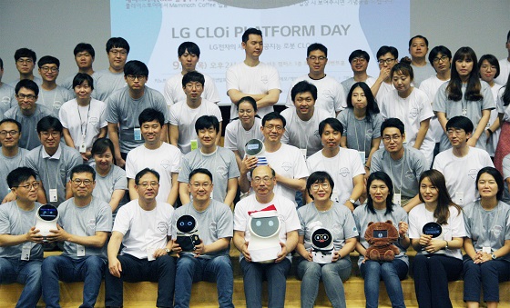 9월13일 서울 양재동에 위치한 서초R&D캠퍼스에서 ‘2018 클로이(CLOi) 플랫폼 개발자의 날’ 행사에서 컨버전스센터장 조택일 전무(앞줄 왼쪽에서 다섯번째)와 개발자들이 기념촬영을 하고 있다.[사진=LG전자]  