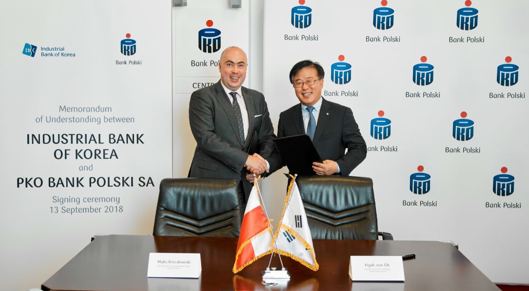 IBK기업은행은 동유럽 진출 중소기업의 현지금융 지원 등 금융서비스 거점 확보를 위해 폴란드 PKO은행과 포괄적 업무협약(MOU)을 체결했다고 14일 밝혔다.ⓒ기업은행