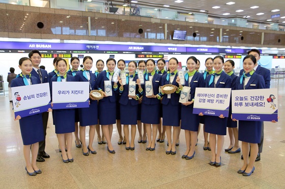 에어부산은 자사 캐빈승무원들이 지난 13일 김해공항 국내선 청사에서 감염병 예방 캠페인을 진행했다고 14일 밝혔다.ⓒ에어부산