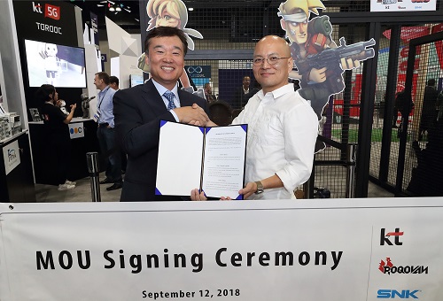 (사진 좌측부터) KT 윤경림 미래융합사업추진실장, 로코반 스튜디오 제임스 정(James Chung) 대표(CEO)가 기념 사진 촬영에 임하고 있다.  ⓒKT