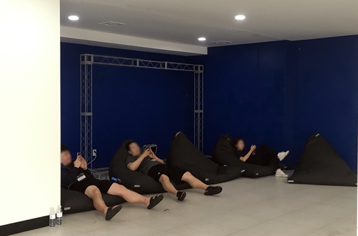 14일 하이콘핵스 행사장 내 한켠에 마련된 휴식 공간에서 일부 참가자들이 휴식을 청하고 있다. ⓒEBN