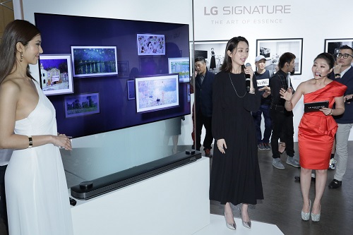대만의 유명 배우 가가연(柯佳嬿, 왼쪽에서 두번째)이 'LG 시그니처 올레드 TV W'를 사용한 경험담을 공유하고 있다. ⓒLG전자