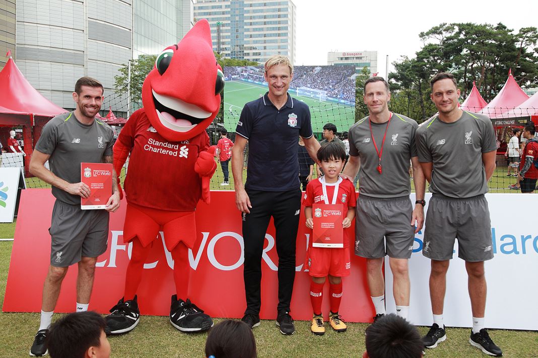 SC제일은행은 영국 축구단 리버풀FC가 주관한 'SC제일은행과 함께하는 LFC(Liverpool FC) 월드'와 연계한 고객 프로모션을 성황리 마쳤다고 17일 밝혔다.ⓒSC제일은행