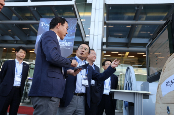 구자열 LS그룹 회장이 지난 17일 LS타워에서 열린 'T-Fair 2018'에 참가해 LS전선의 위치추적(IoT) 시스템 기술을 둘러보고 있다.ⓒLS