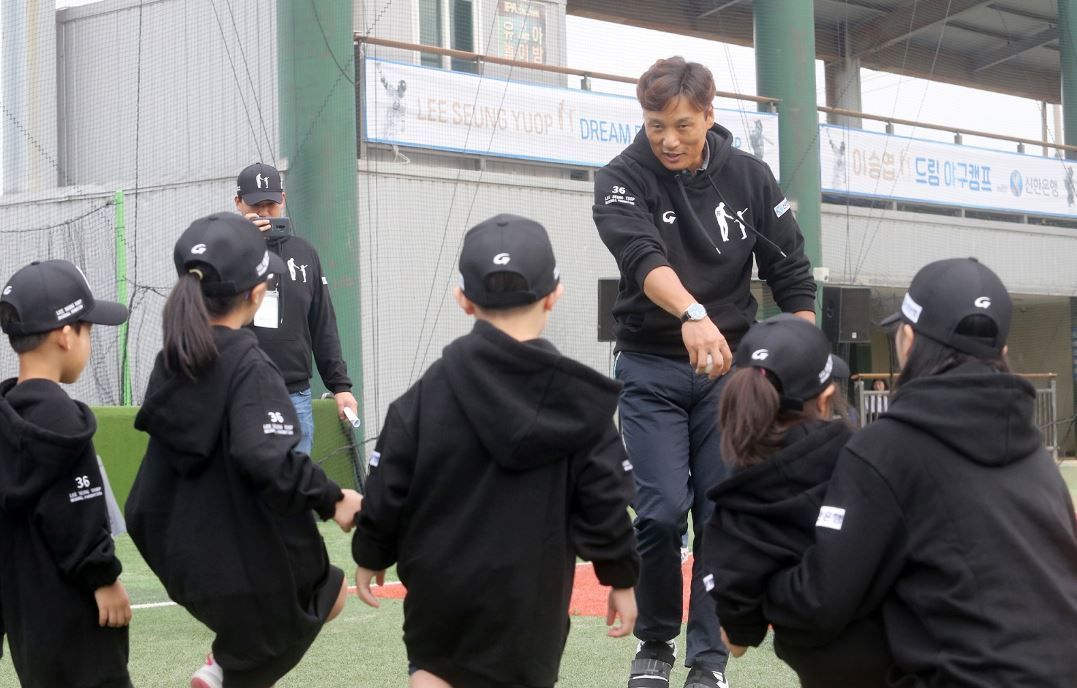 신한은행은 이승엽 야구장학재단과 함께 인천 소재 IPA 볼파크에서 인천 지역 보육원 아동 50여명을 초청해 '이승엽 드림 야구 캠프 with 신한은행' 행사를 실시했다고 18일 밝혔다.ⓒ신한은행