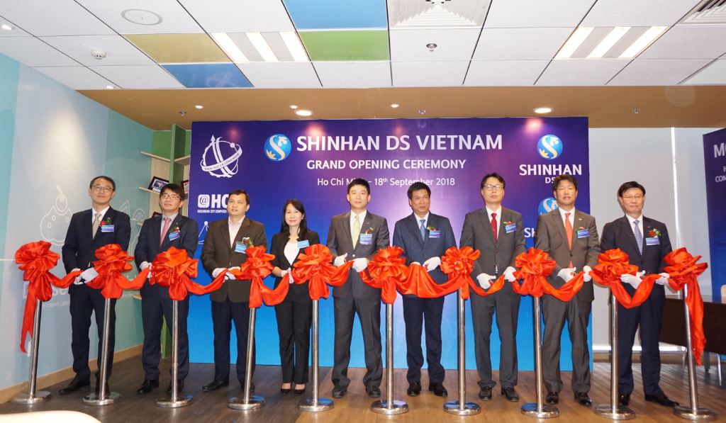 신한금융그룹은 베트남 호치민에 위치한 신한베트남은행 본점에서 신한금융그룹의 자회사인 신한DS의 베트남 현지법인인 '신한DS VIETNAM'(이하 신한DS VN)을 설립했다고 19일 밝혔다.ⓒ신한금융