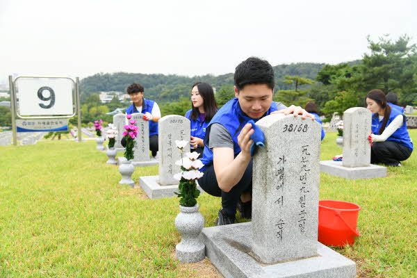 효성 임직원들이 19일 오후 서울 동작구 국립서울현충원을 찾아 묘역 정화활동을 실시했다. [사진=효성]