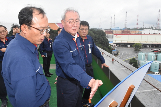 20일 SK울산CLX 내 정비동을 방문한 SK이노베이션 김준 사장이 구성원들과 인사를 나누고 있다.
