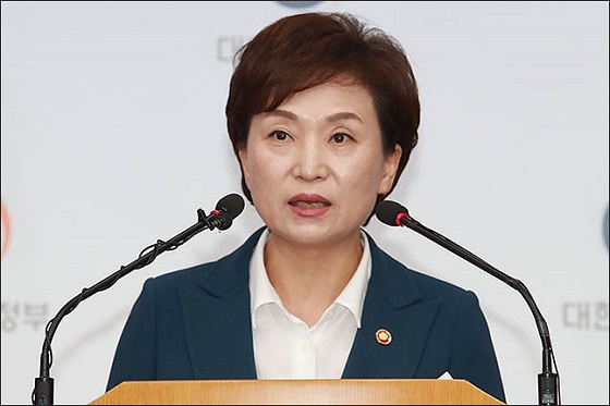 김현미 국토교통부 장관이 21일 서울청사에서 '수도권 주택공급 확대 방안'을 발표하고 있다.ⓒ데일리안DB
