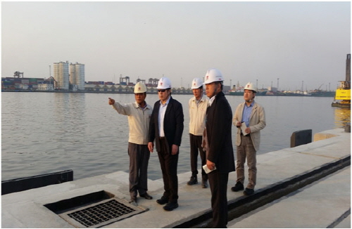 김석준 쌍용건설 회장(왼쪽 두번째)이 해외현장을 둘러보고 있는 모습. 사진은 기사와 무관함.ⓒ쌍용건설