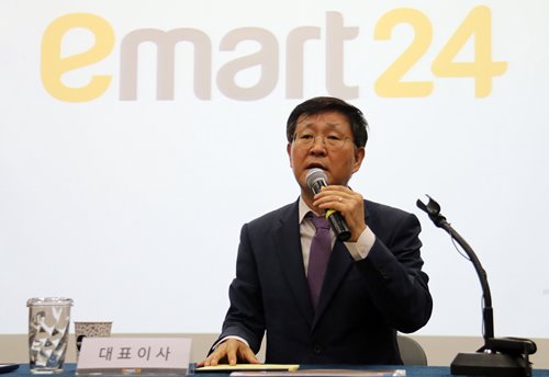 김성영 이마트24 대표가 지난해 편의점 위드미의 브랜드명을 이마트24로 변경하는 내용을 밝히고 있다.ⓒ이마트24