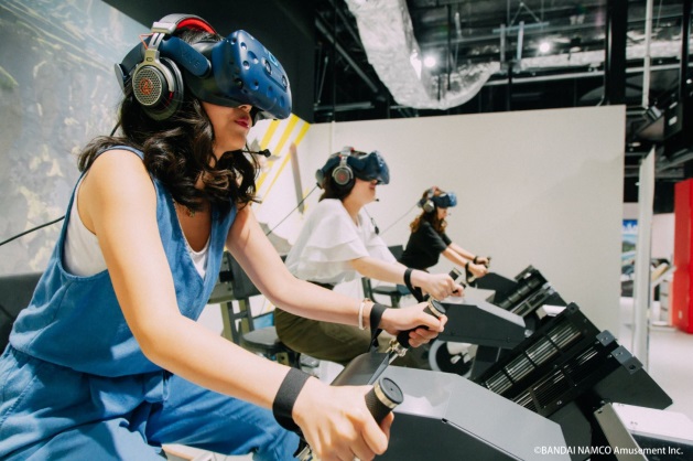 고객들이 일본 유명 반다이남코어뮤즈먼트사가 운영하고 있는 VR 콘텐츠 '공중자전거'를 이용하고 있다. [사진=현대IT&E]