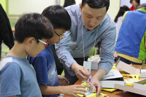 '방과 후 아카데미'학생들이 LG이노텍 연구원과 체험키트를 활용해 '청소로봇의 원리'를 실험하고 있다. [사진=LG이노텍]