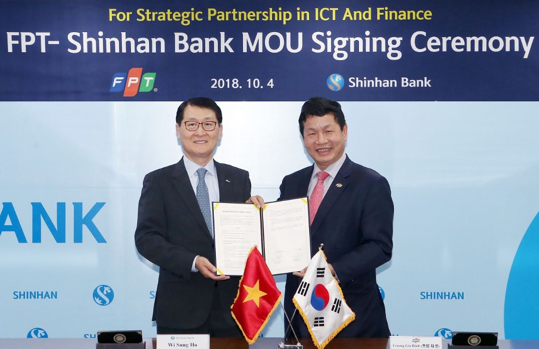 신한은행은 서울 중구 세종대로 소재 본점에서 베트남 FPT그룹과 디지털 뱅킹 등 금융 IT 부문의 파트너십 강화를 위한 전략적 업무협약을 체결했다고 4일 밝혔다.ⓒ신한은행